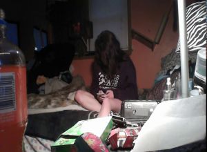 Перед видеокамерой молодые на кровати ебутся